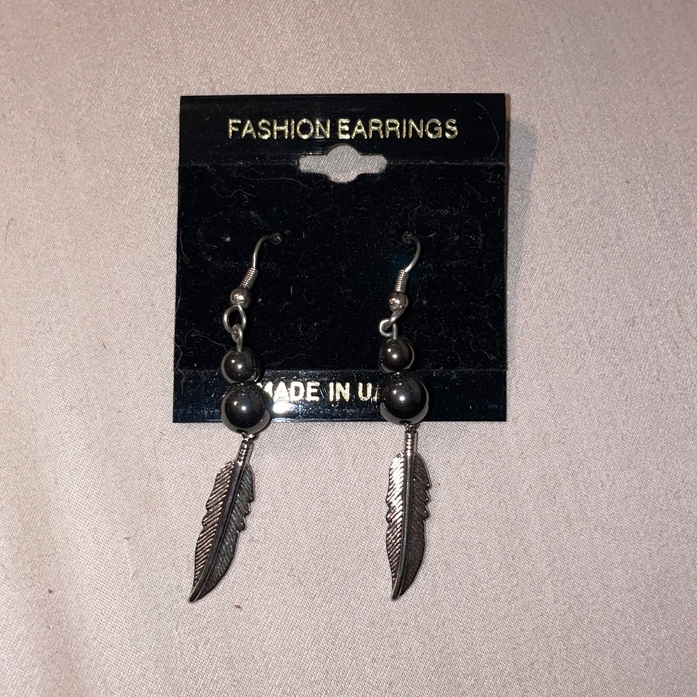 Feather dangling earrings with black beads